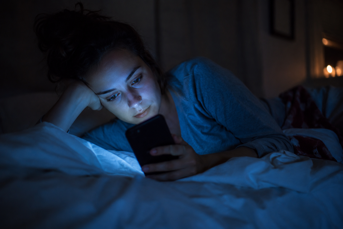 Cada noche le dices a tu cerebro que son las dos de la tarde. Luego te preguntas por qué no puedes dormir